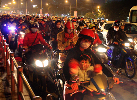 Gần[-]18h[-]chiều[-]nay,[-]24/12,[-]đường[-]Trần[-]Khát[-]Chân[-]ùn[-]tắc[-]kéo[-]dài